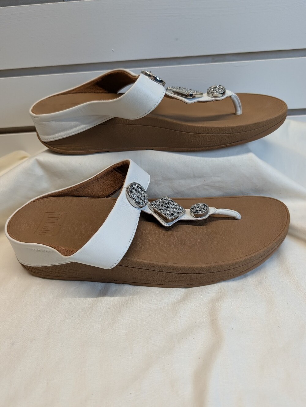 Fitflop Velma Adorn Toe Thong Flip Flop White Silver Size 10 EUC - Picture 2 of 7